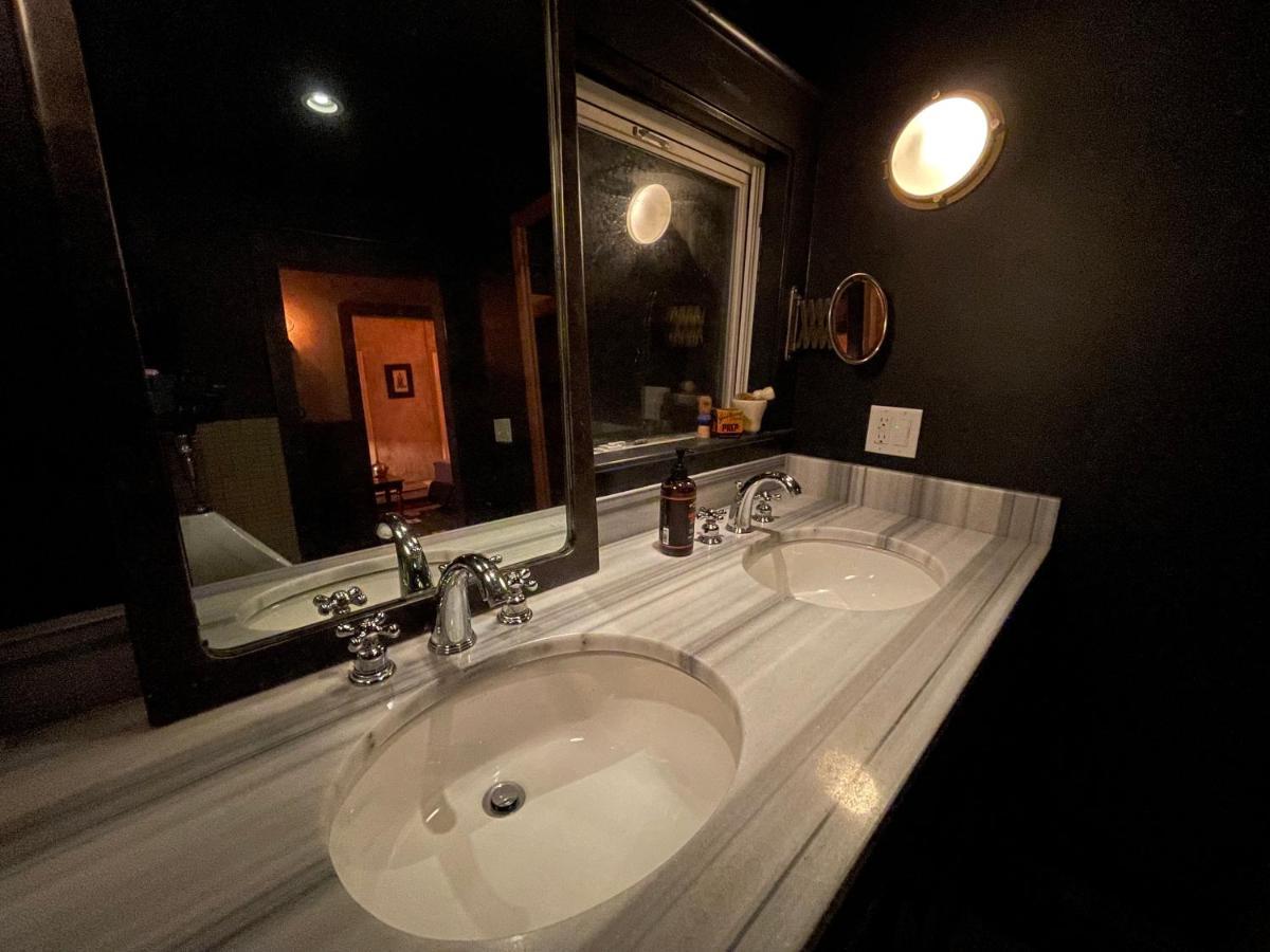 Crew's Quarters Boarding House - Caters To Men Guest house
