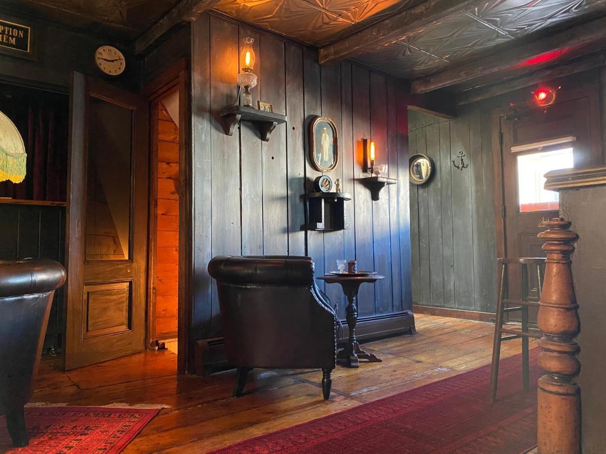 Guest house Crew's Quarters Boarding House - Caters To Men 2*