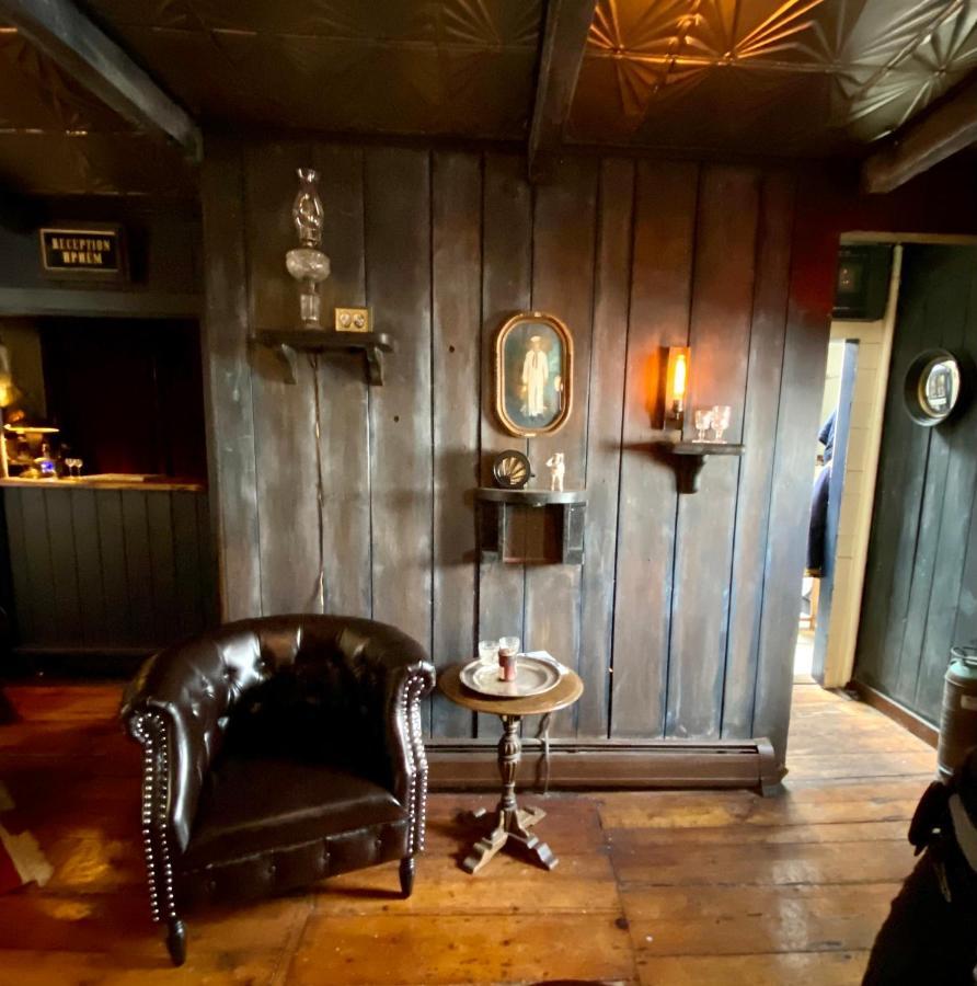 Crew's Quarters Boarding House - Caters To Men 2*