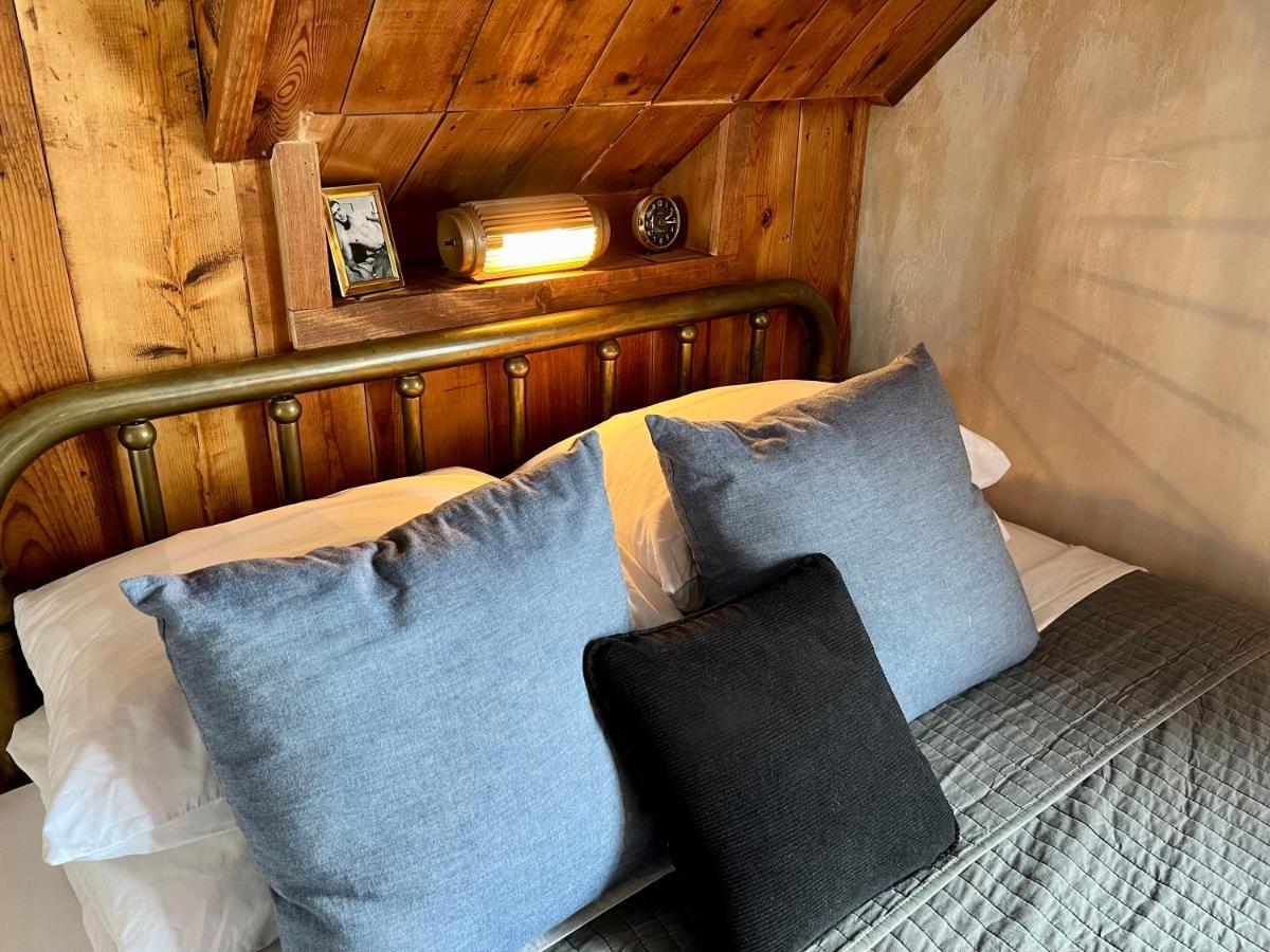 Crew's Quarters Boarding House - Caters To Men Guest house 2*