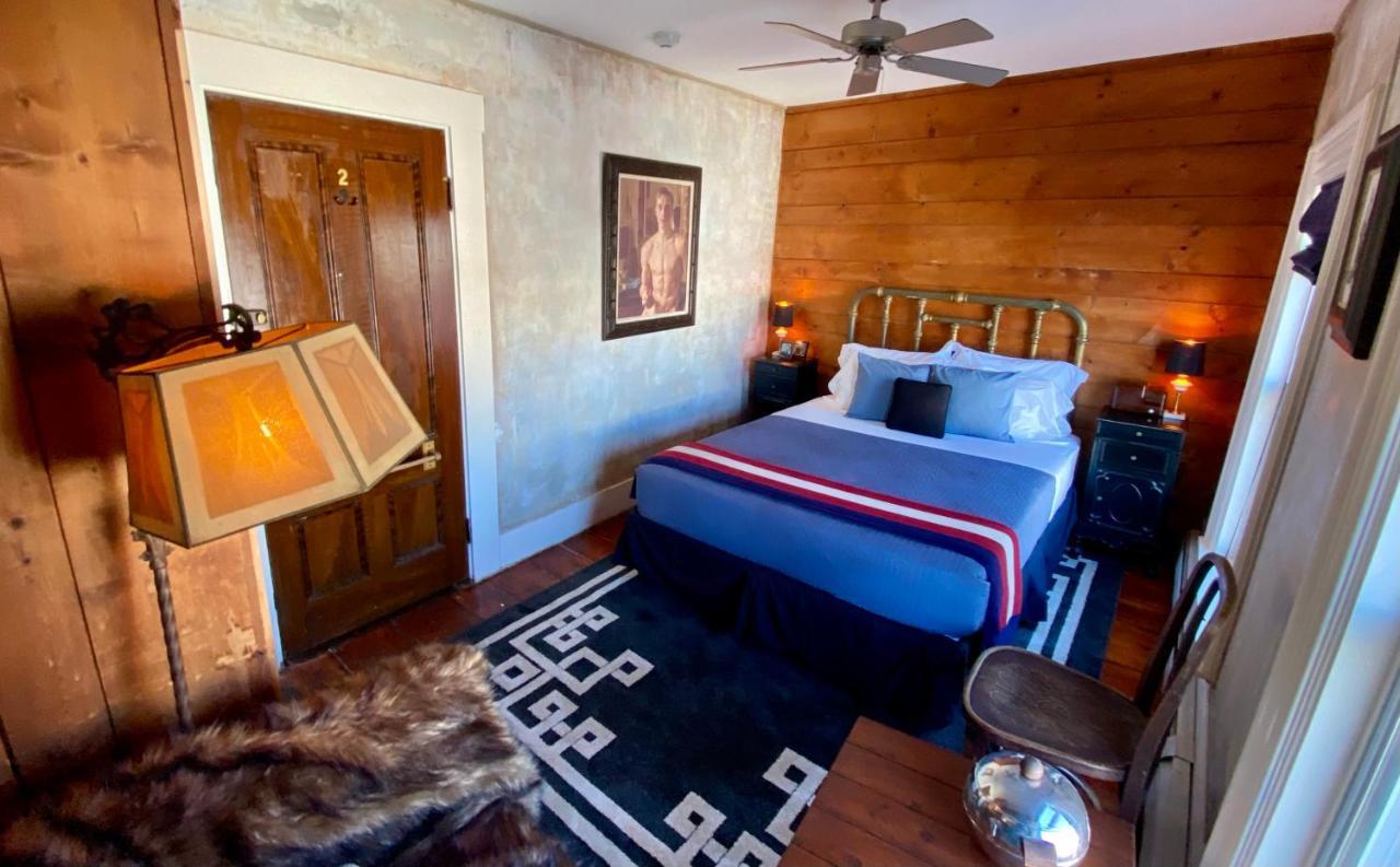 Crew's Quarters Boarding House - Caters To Men Guest house