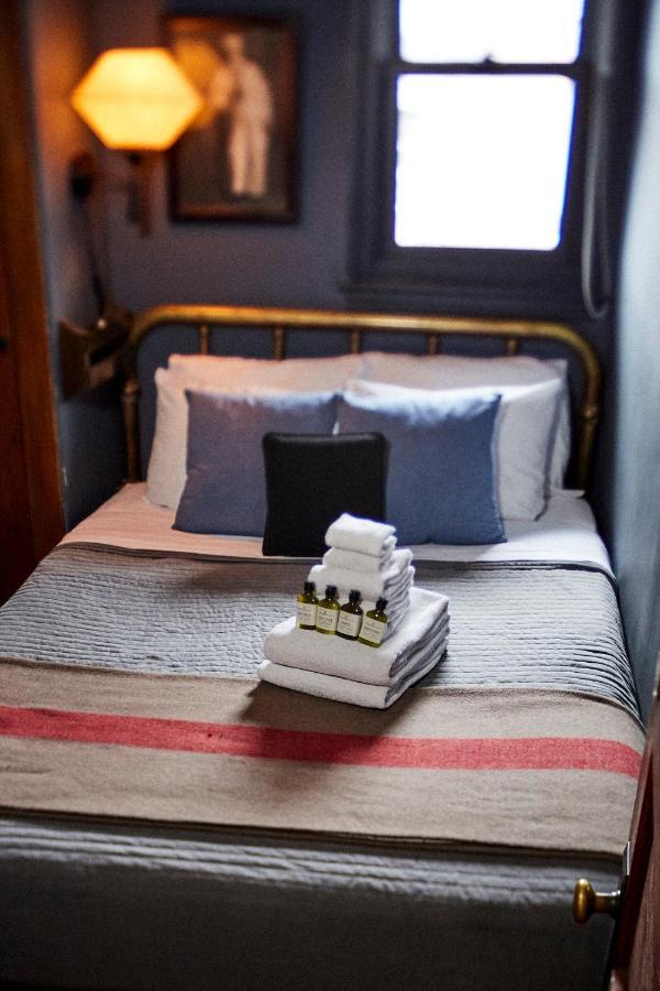 Crew's Quarters Boarding House - Caters To Men Guest house 2*
