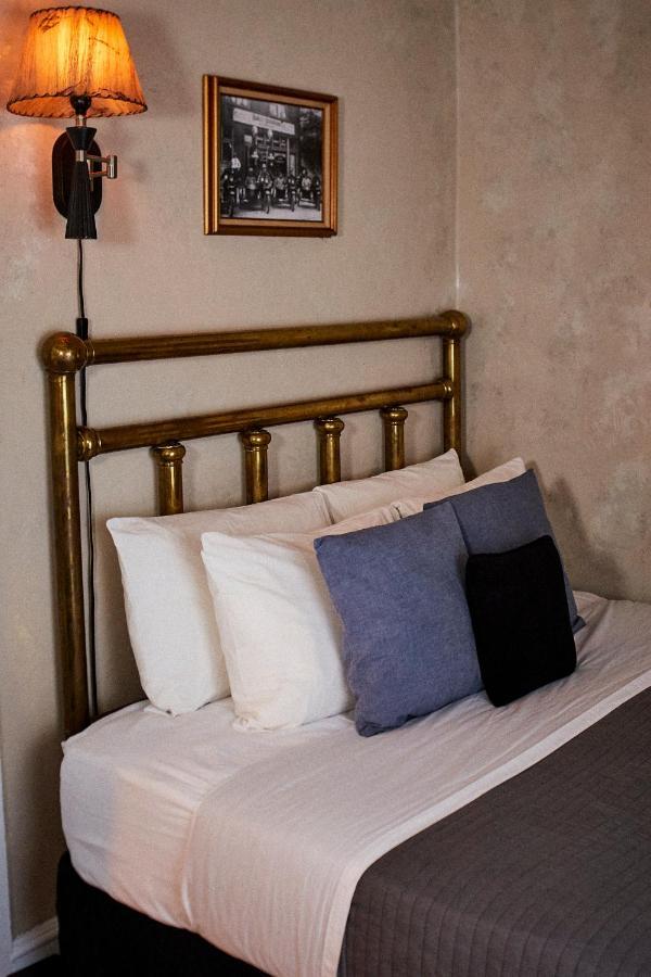 Crew's Quarters Boarding House - Caters To Men Guest house 2*
