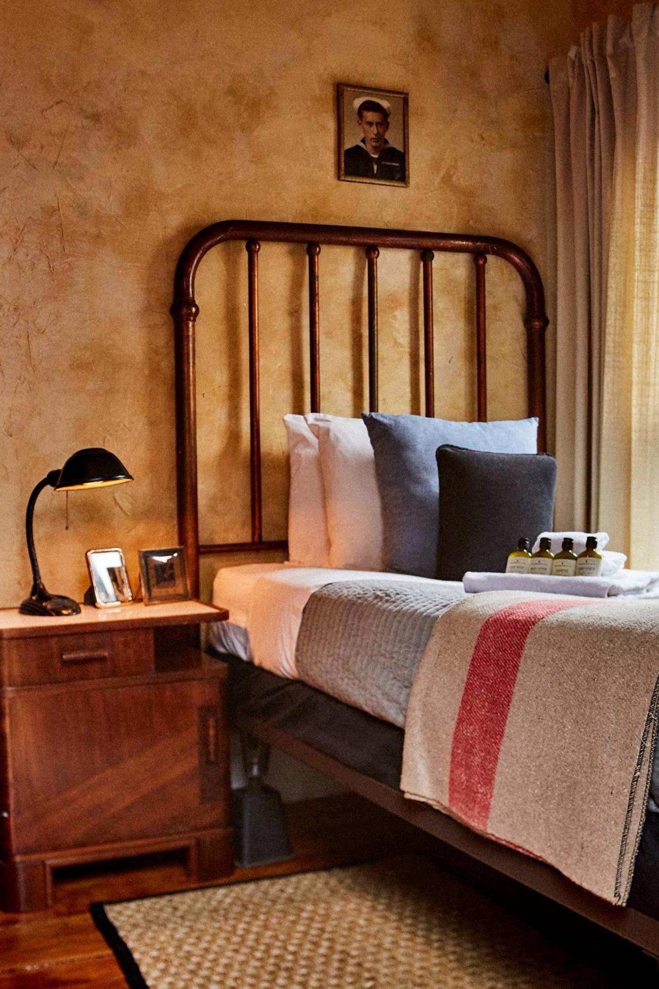 Guest house Crew's Quarters Boarding House - Caters To Men 2*