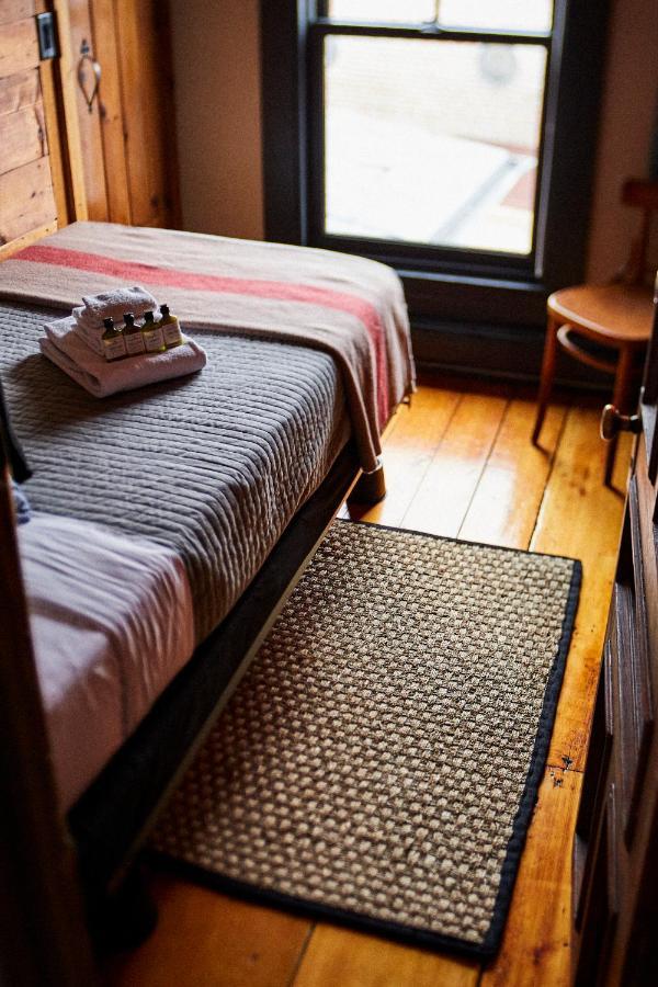 Crew's Quarters Boarding House - Caters To Men Guest house
