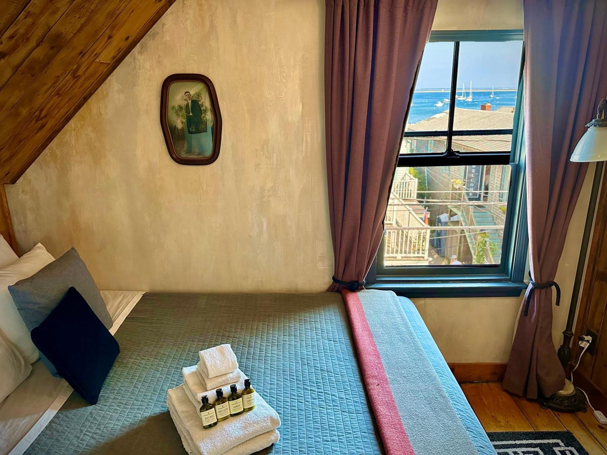 Guest house Crew's Quarters Boarding House - Caters To Men Provincetown