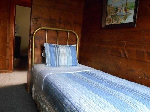 Crew's Quarters Boarding House - Caters To Men Guest house