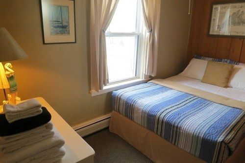 Crew's Quarters Boarding House - Caters To Men Provincetown